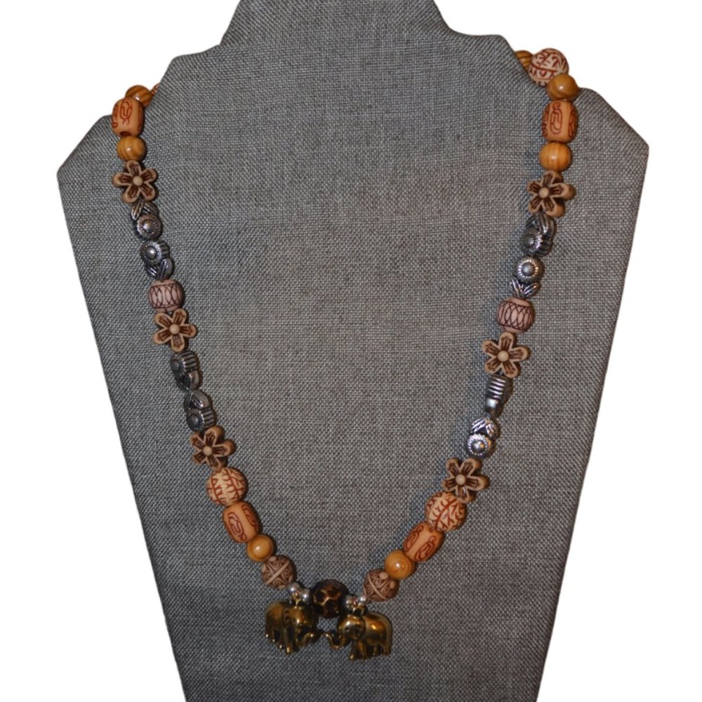 Handmade Mixed Media Beads Acrylic Wood Metal Elephants Charm Necklace 11.5'